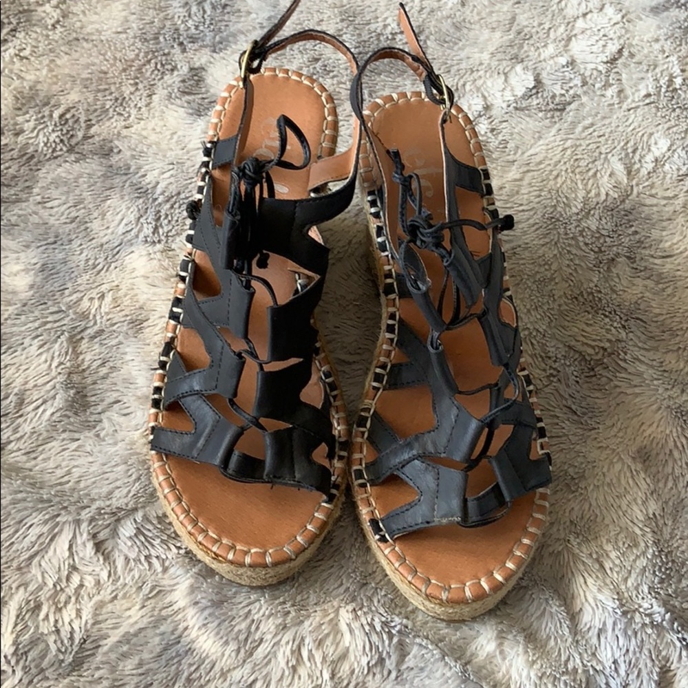 Black wedges